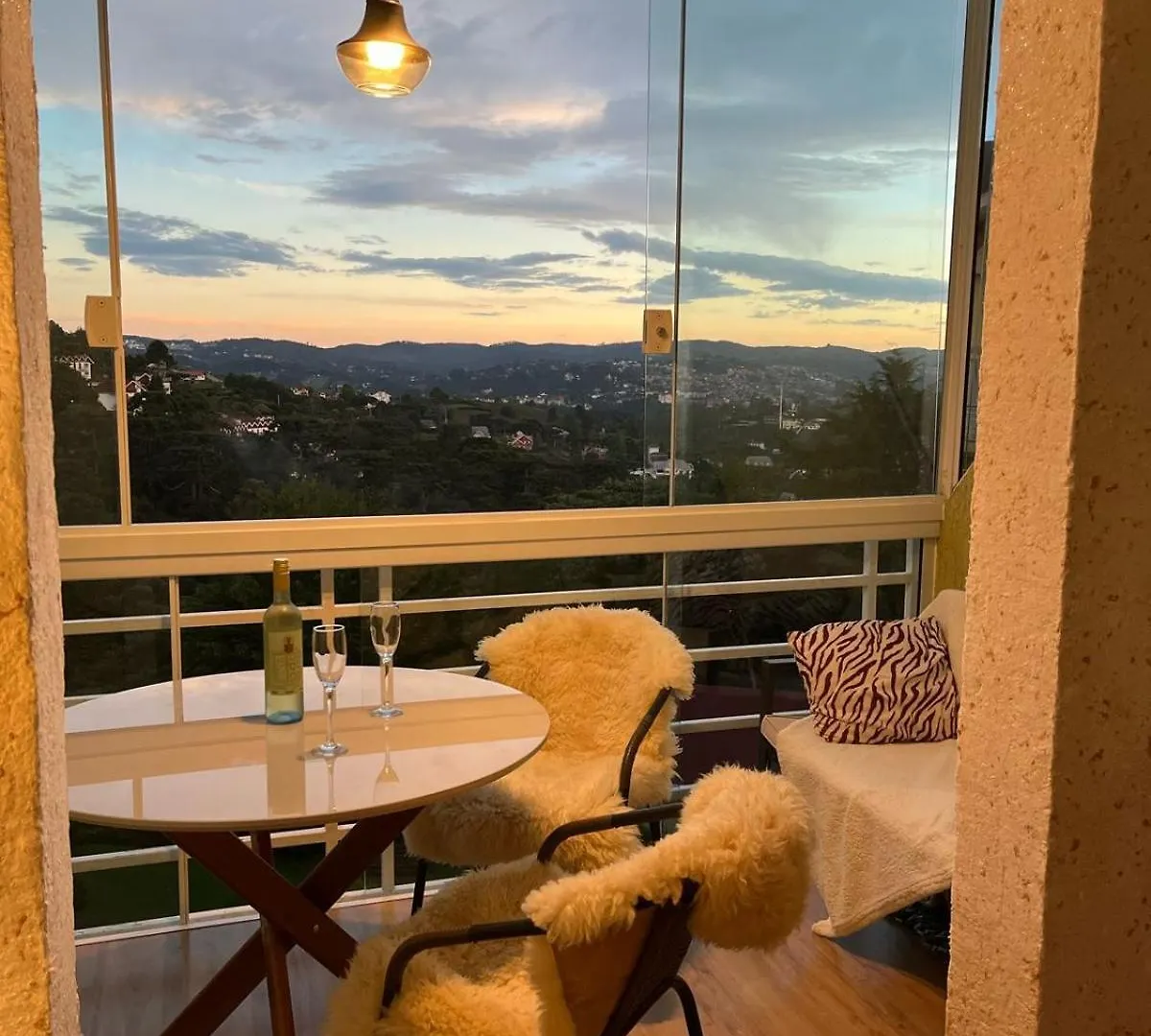 Apartamento Duplex Com Linda Vista! Campos do Jordão Apartmán